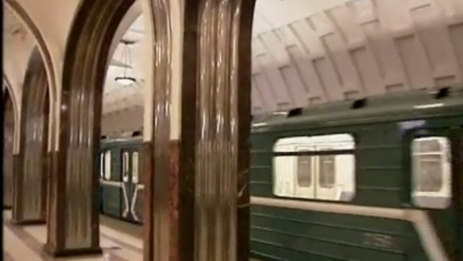 Putzfrauen im U-Bahnhof Majakowski in Moskau