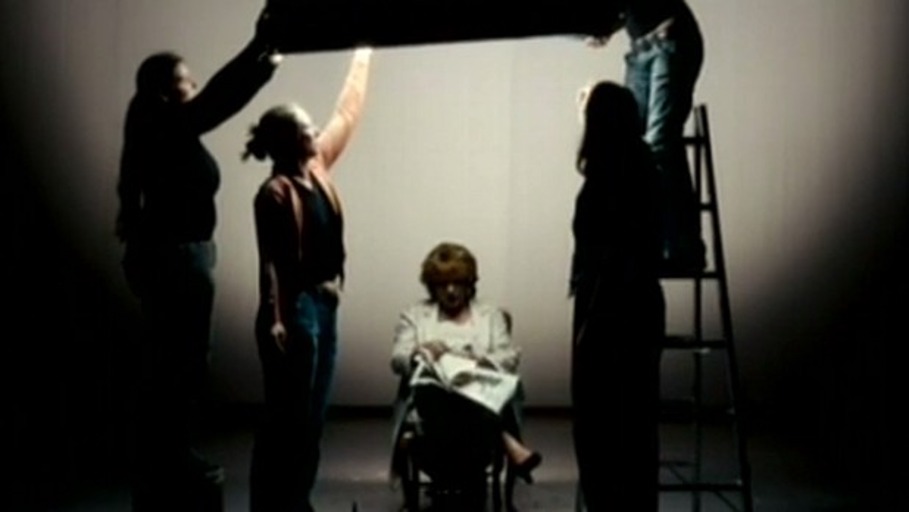 Zeitunglesen mit Musik