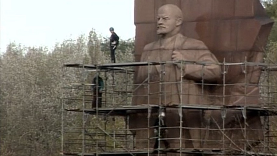 Abriss des Lenindenkmals in Berlin