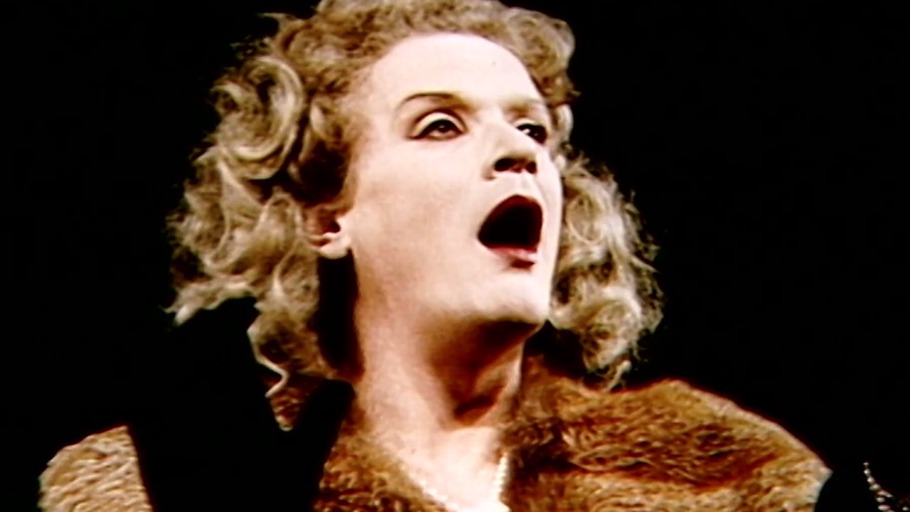 Die Schöne Androgyne mit dem Männerbein