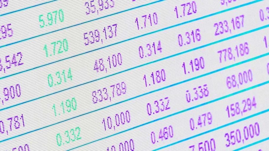 Welcher Poet beschreibt die machtvollen Finanzen?